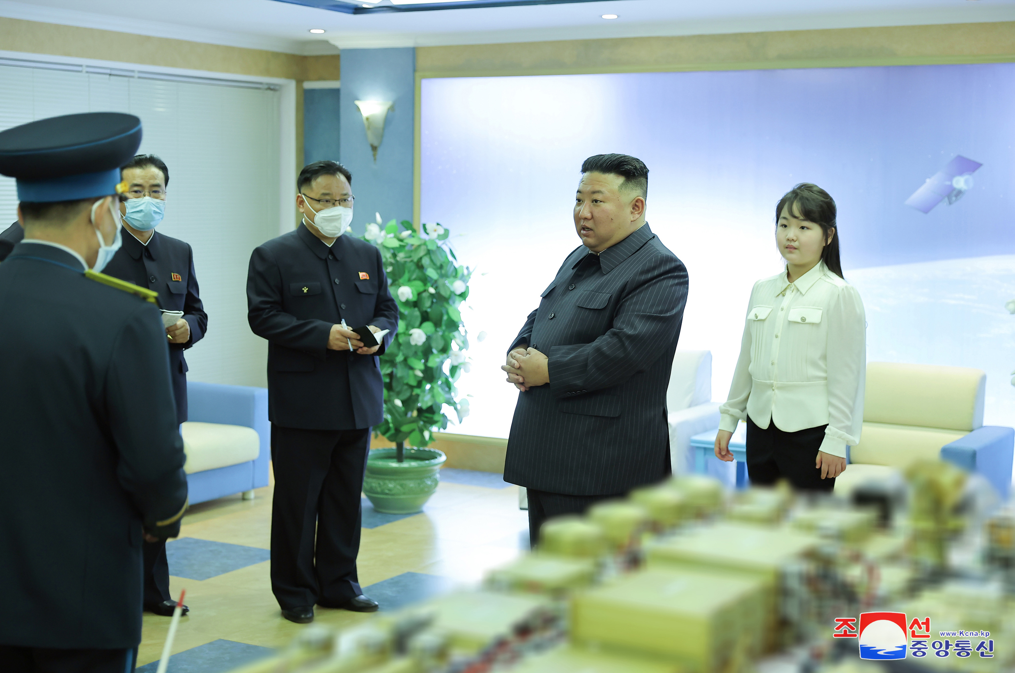 북한 김정은, ‘국가우주개발국’ 현지지도…딸 주애 동행