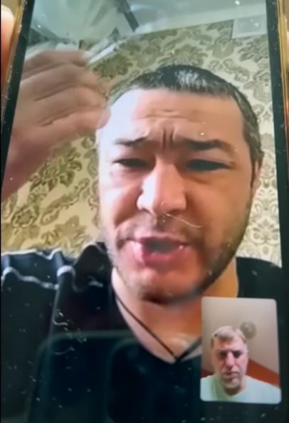 전직 바그너 용병 알렉세이 사비체프가 러시아 인권단체 굴라구넷의 블라디미르 오셰킨 대표와 영상 통화를 하고 있다. 이 영상은 지난 18일 유튜브에 공개됐다. 유튜브 캡쳐