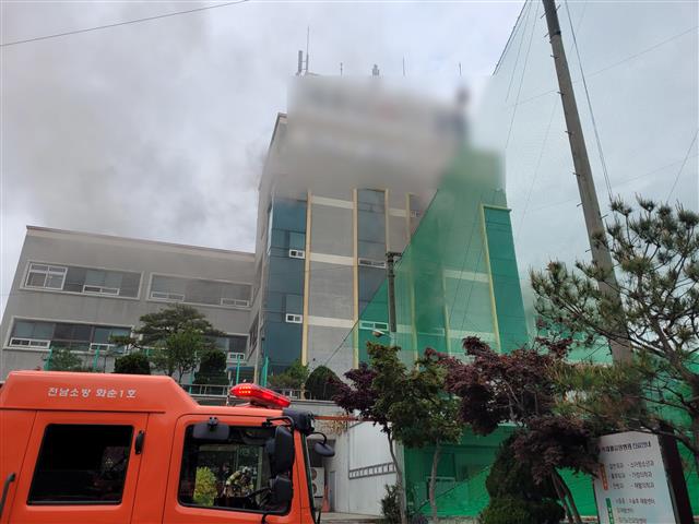19일 오후 2시39분쯤 전남 화순의 한 요양병원 지하에서 화재가 발생, 소방당국이 진화 작업을 하고 있다. 뉴스1