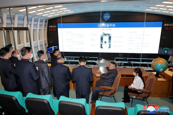 김정은 북한 국무위원장이 지난 18일 국가우주개발국을 현지지도했다고 조선중앙통신이 19일 보도했다. 공개된 사진을 보면 김 위원장의 딸 주애도 함께 참석한 모습이 확인됐다. 2023.4.19 평양 조선중앙통신=연합뉴스