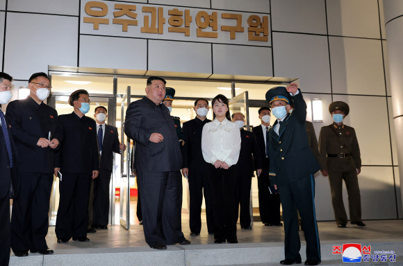 김정은 북한 국무위원장이 지난 18일 국가우주개발국을 현지지도했다고 조선중앙통신이 19일 보도했다. 공개된 사진을 보면 김 위원장의 딸 주애도 함께 참석한 모습이 확인됐다. 2023.4.19 평양 조선중앙통신=연합뉴스