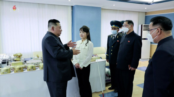 북한 김정은 국무위원장이 지난 18일 국가우주개발국을 현지지도하고 “4월 현재 제작완성된 군사정찰위성 1호기를 계획된 시일안에 발사할 수 있도록 비상설 위성발사 준비위원회를 구성하고 최종준비를 다그쳐 끝내”라고 밝혔다고 조선중앙TV가 19일 보도했다. 2023.4.19 연합뉴스