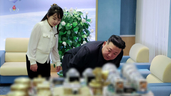 북한 김정은 국무위원장이 지난 18일 국가우주개발국을 현지지도하고 “4월 현재 제작완성된 군사정찰위성 1호기를 계획된 시일안에 발사할 수 있도록 비상설 위성발사 준비위원회를 구성하고 최종준비를 다그쳐 끝내”라고 밝혔다고 조선중앙TV가 19일 보도했다. 2023.4.19 연합뉴스