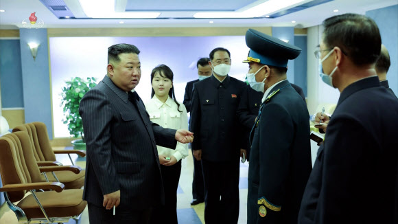 북한 김정은 국무위원장이 지난 18일 국가우주개발국을 현지지도하고 “4월 현재 제작완성된 군사정찰위성 1호기를 계획된 시일안에 발사할 수 있도록 비상설 위성발사 준비위원회를 구성하고 최종준비를 다그쳐 끝내”라고 밝혔다고 조선중앙TV가 19일 보도했다. 2023.4.19 연합뉴스
