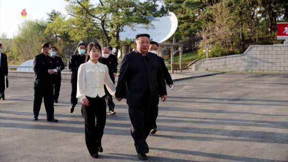 북한 김정은 국무위원장이 지난 18일 국가우주개발국을 현지지도하고 “4월 현재 제작완성된 군사정찰위성 1호기를 계획된 시일안에 발사할 수 있도록 비상설 위성발사 준비위원회를 구성하고 최종준비를 다그쳐 끝내”라고 밝혔다고 조선중앙TV가 19일 보도했다. 2023.4.19 연합뉴스