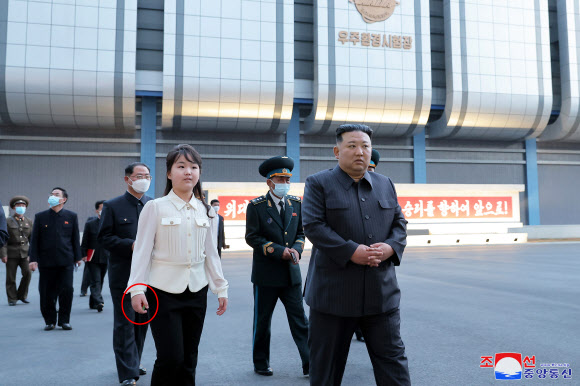 북한 김정은 국무위원장이 딸 주애와 함께 지난 18일 국가우주개발국을 현지지도했다고 조선중앙통신이 19일 보도했다. 조선중앙통신이 공개한 사진을 보면 딸 주애가 오른손에 성냥갑을 손에 쥐고 있다. 2023.4.19 평양 조선중앙통신=연합뉴스