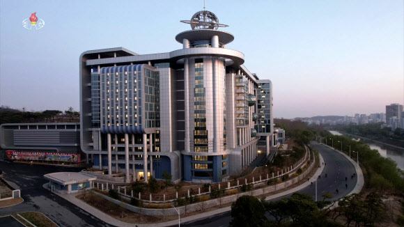 북한 김정은 국무위원장이 지난 18일 국가우주개발국을 현지지도하고 “4월 현재 제작완성된 군사정찰위성 1호기를 계획된 시일안에 발사할 수 있도록 비상설 위성발사 준비위원회를 구성하고 최종준비를 다그쳐 끝내”라고 밝혔다고 조선중앙TV가 19일 보도했다. 사진은 신축 국가우주개발국 전경. 2023.4.19 연합뉴스