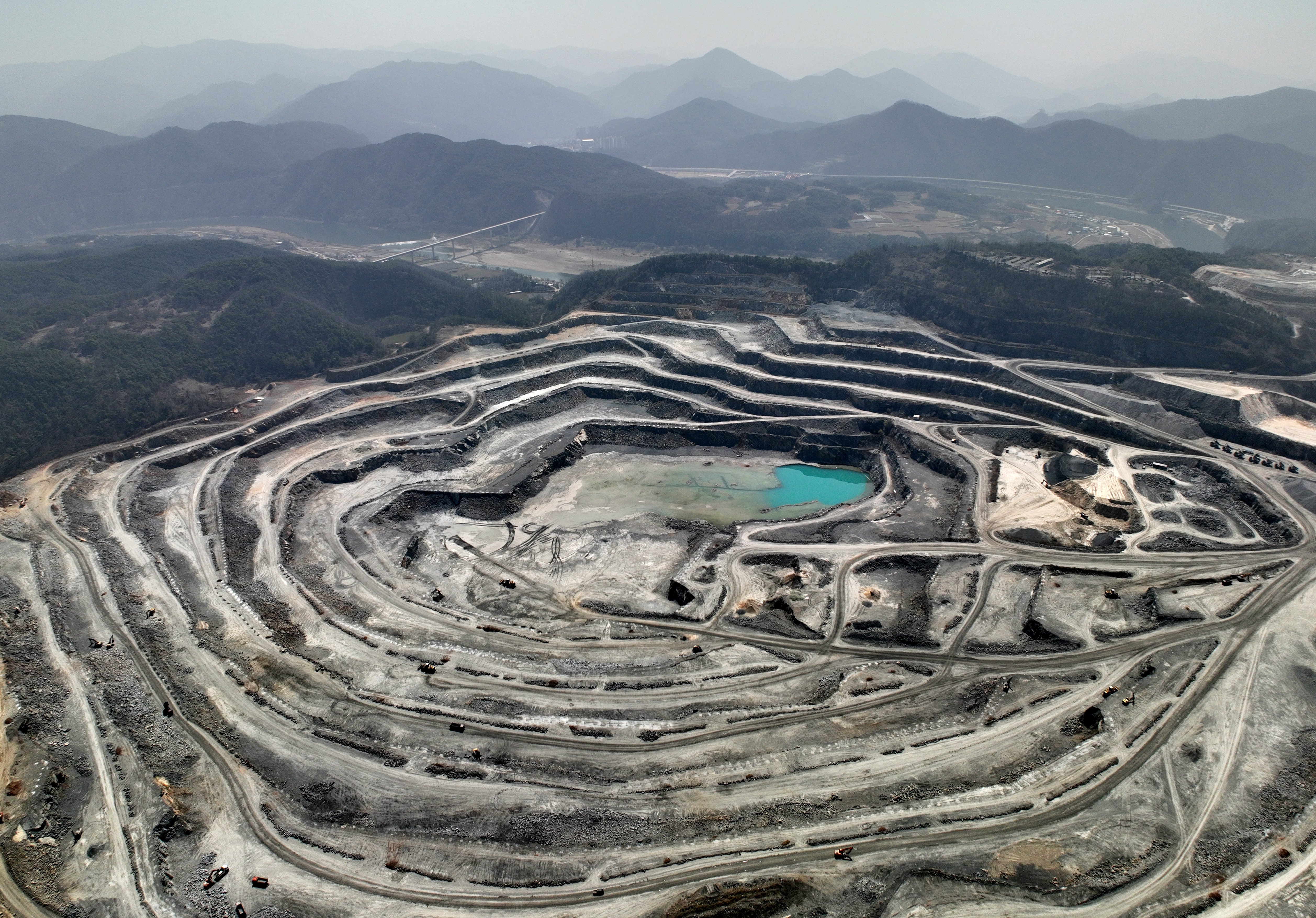 충북 단양 솔미산 노천광산의 모습. 대한민국에서는 보기 드믄 노천광 방식으로 채굴을 진행하는 광산이다. 2023.4.20 박지환기자