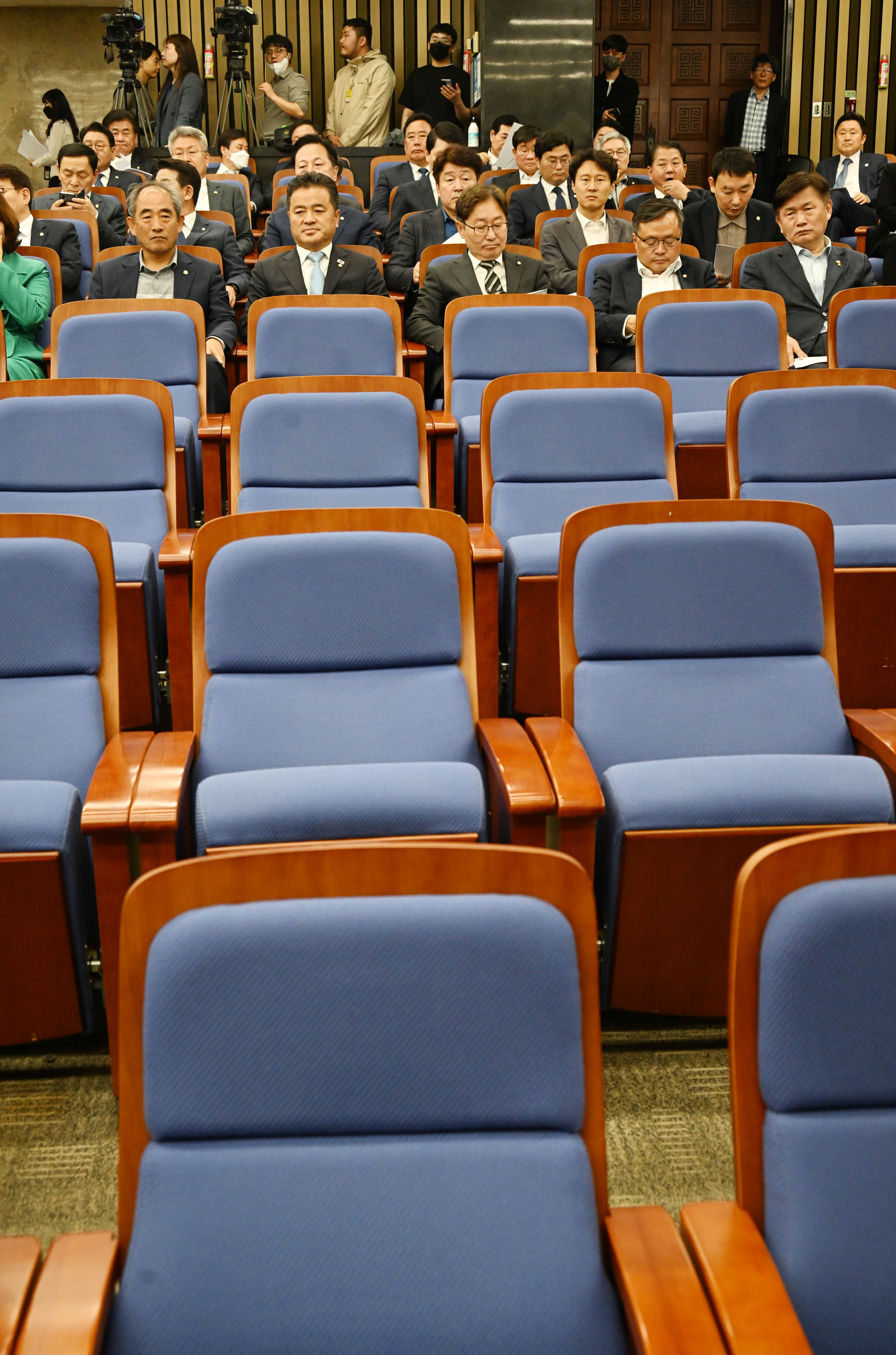 20일 오후 국회에서 열린 더불어민주당 의원총회에 많은 의원들이 불참한 가운데  의원들이 박홍근 원내대표 모두발언을 듣고 있다.2023.4.20안주영 전문기자