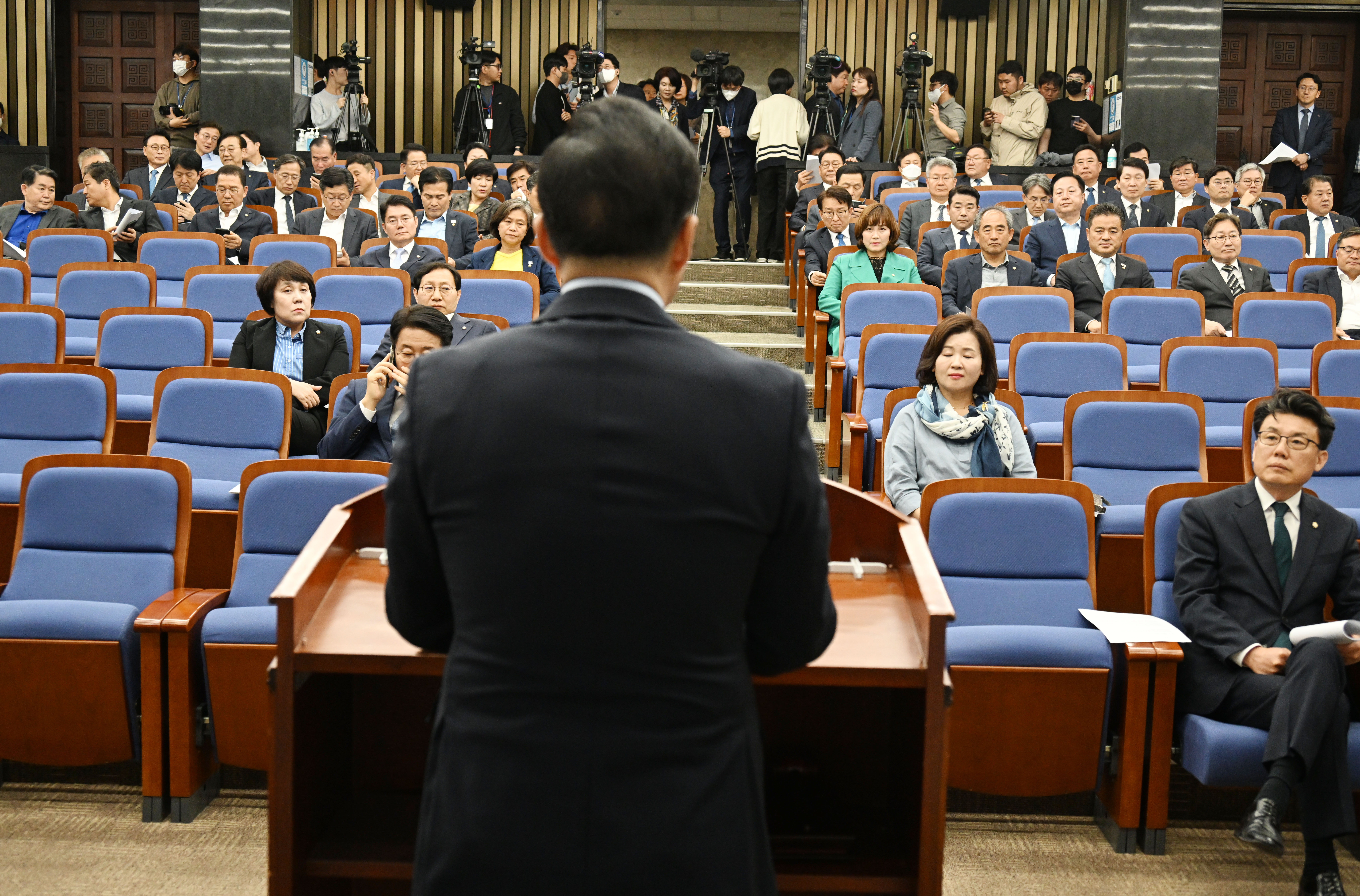 20일 오후 국회에서 열린 더불어민주당 의원총회에 많은 의원들이 불참한 가운데 박홍근 원내대표가 모두발언을 하고 있다