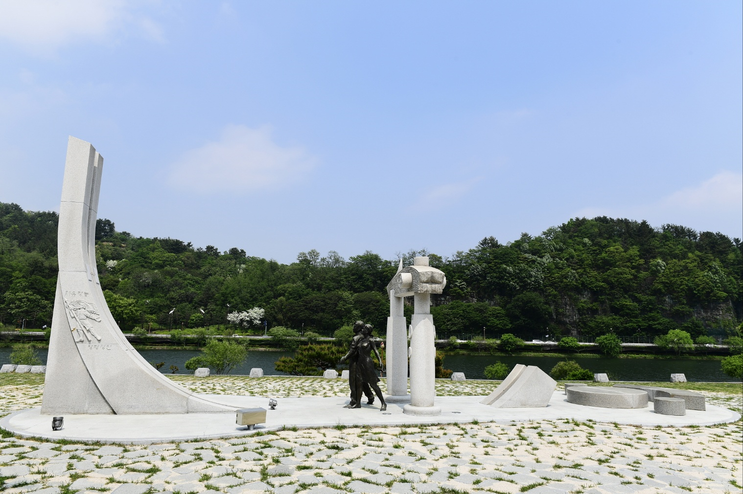 경남 진주시 칠암동 경남문화예술회관 부근에 있는 형평운동기념탑. 형평운동기념사업회 제공