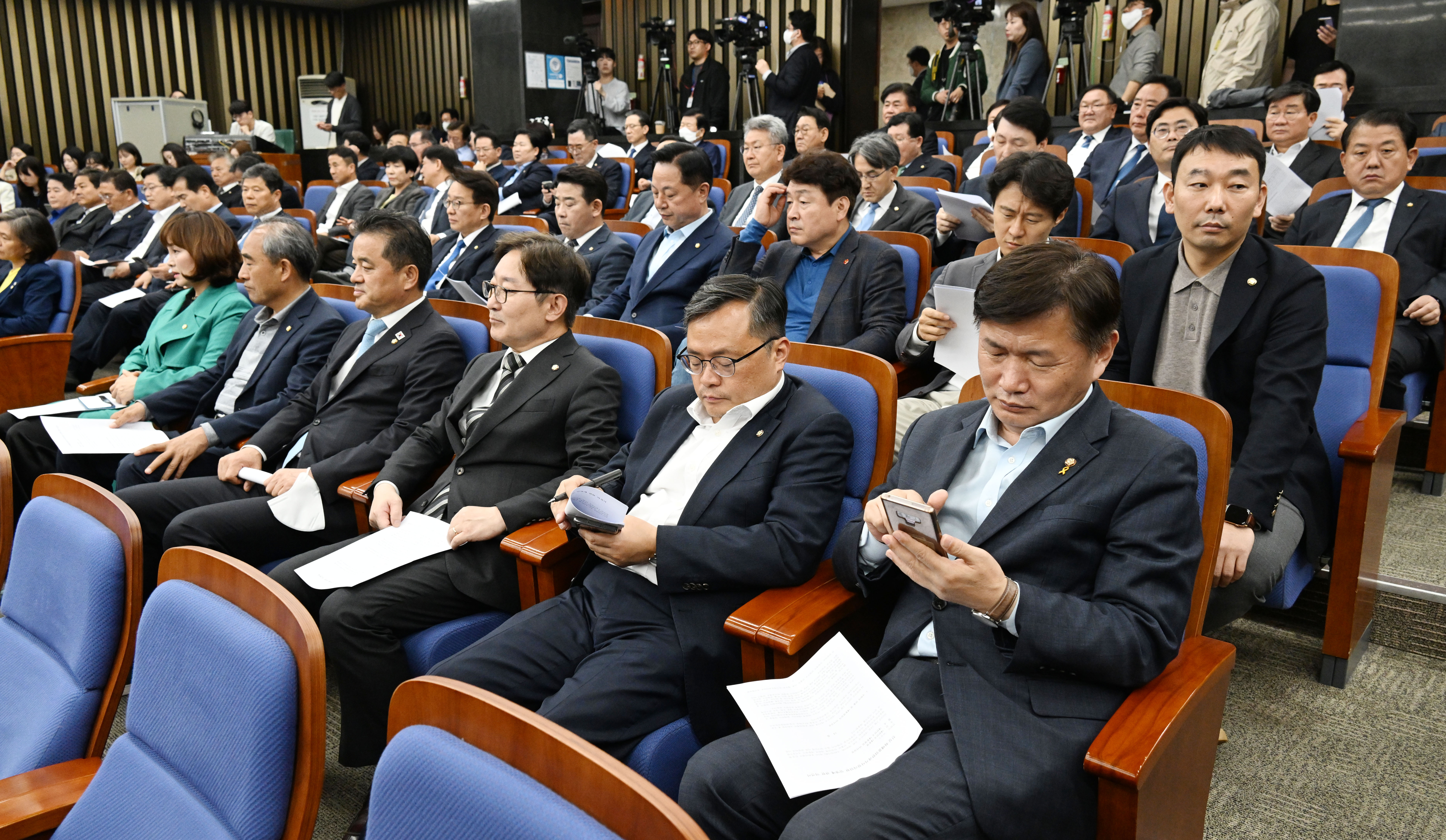 20일 오후 국회에서 더불어민주당 의원총회가 열린 가운데 참석한 의원들이 박홍근 원내대표의 모두 발언을 듣고 있다. 안주영 전문기자
