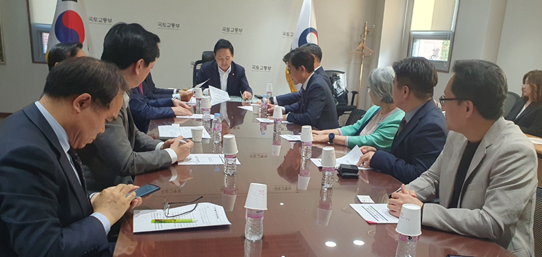 원희룡(가운데) 국토교통부 장관이 지난 19일 한국사회복지시설단체협의회 관계자들과 주거복지 관련 의견을 청취하고 있다. 한단협 제공