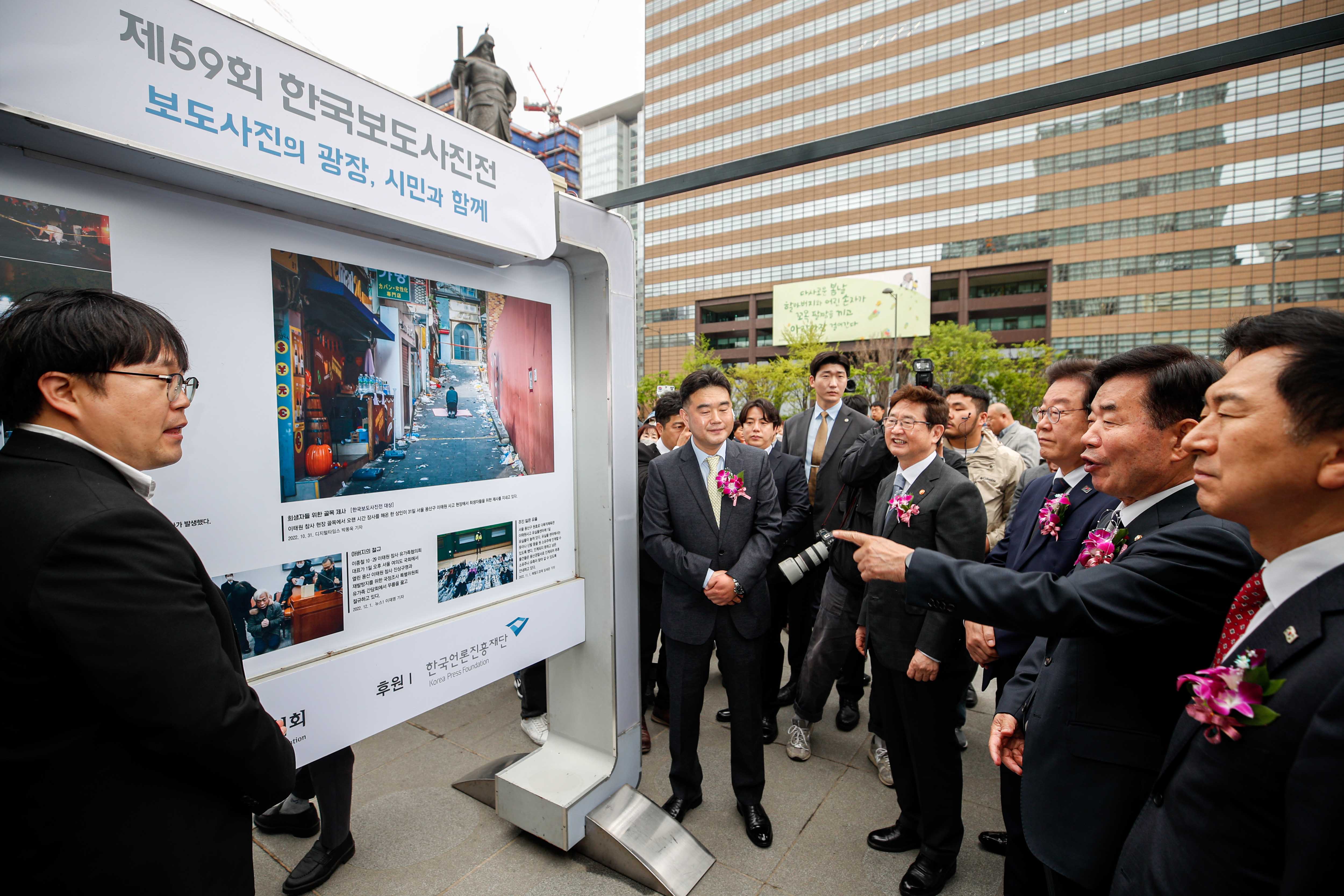 김진표 국회의장을 비롯한 주요 내빈들이 20일 서울 종로구 광화문 광장에서 열린 ‘제59회 한국보도사진전 개막식’에 참석해 전시된 사진을 보고 있다. 2023.4.20 사진공동취재단