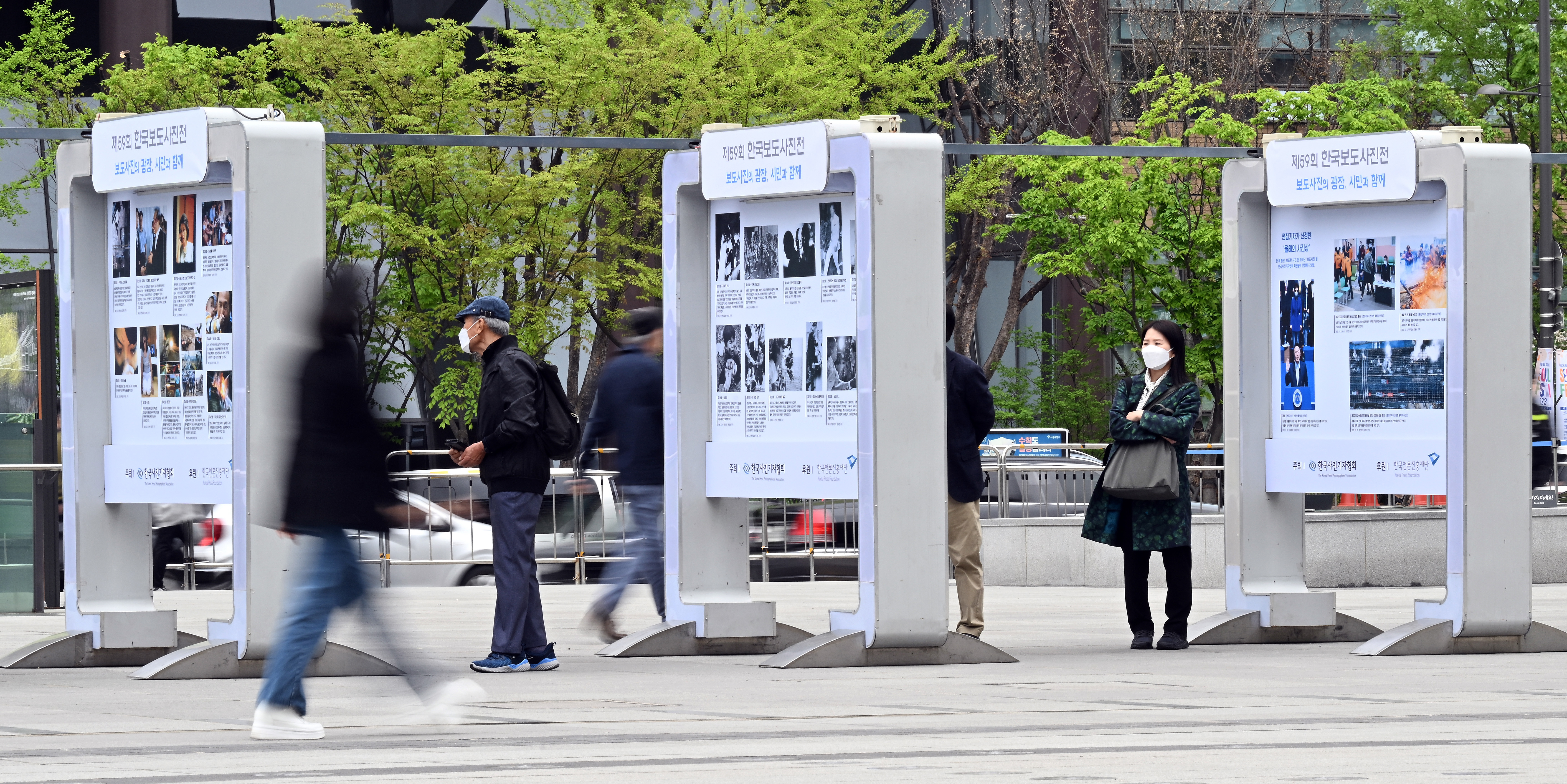 20일 서울 광화문광장에서 시민들이 제59회 한국보도사진전에 전시된 보도사진을 살펴보고 있다. 2023.4.20 사진공동취재단