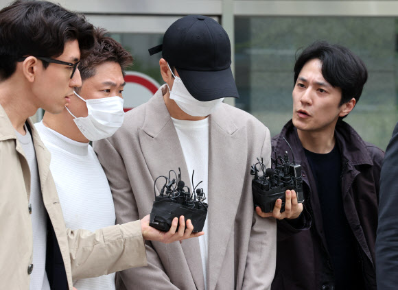 남의 차를 몰다가 잠들고 음주측정을 거부한 혐의로 재판에 넘겨진 그룹 신화 멤버 신혜성이 20일 오후 서울 송파구 동부지법에서 열린 선고 공판을 마친 뒤 차량으로 향하고 있다. 2023.4.20 연합뉴스