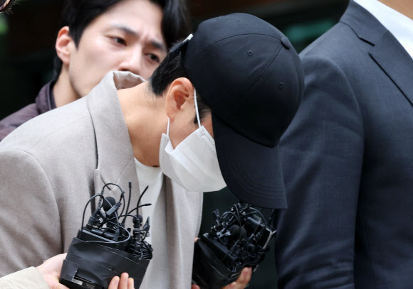 남의 차를 몰다가 잠들고 음주측정을 거부한 혐의로 재판에 넘겨진 그룹 신화 멤버 신혜성이 20일 오후 서울 송파구 동부지법에서 열린 선고 공판을 마친 뒤 차량으로 향하고 있다. 2023.4.20 연합뉴스