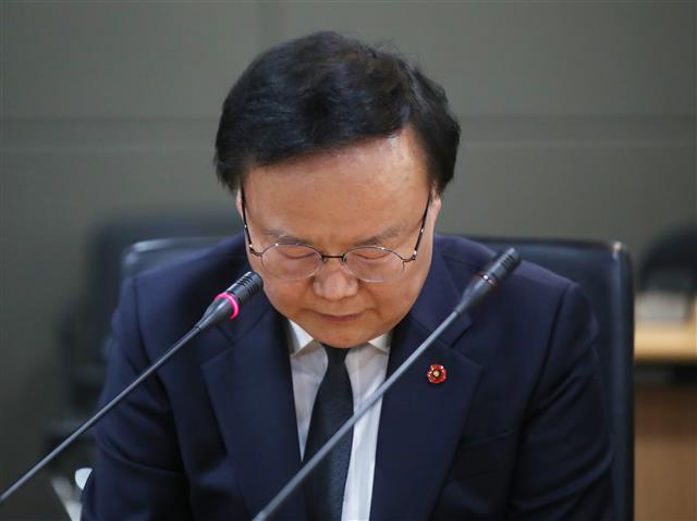 제주4·3을 비하하는 발언으로 물의를 일으킨 김재원 국민의힘 최고위원이 20일 제주시 봉개동 제주4·3평화기념관 대회의실에서 4·3유족 대표들에게 사과하며 고개를 숙이고 있다. 2023.4.20. 뉴스1