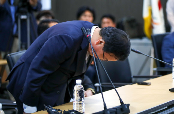 김재원 국민의힘 최고위원이 20일 오후 제주시 봉개동 제주4·3평화기념관을 찾아 유족들에게 고개 숙여 사과하고 있다. 김 최고위원은 지난 4일 라디오 인터뷰 중 “4·3 기념일은 조금 격이 낮은 기념일 내지 추모일”이라고 발언, 구설에 올랐다. 2023.04.20. 뉴시스