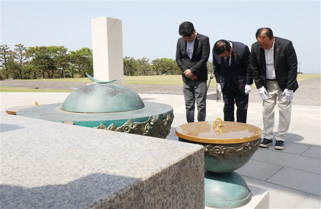 제주4·3을 비하하는 발언으로 물의를 일으킨 국민의힘 김재원 최고위원이 20일 제주시 봉개동 제주4·3평화공원을 찾아 참배하고 있다. 2023.4.20. 뉴스1