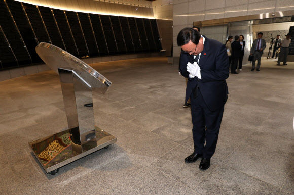 김재원 국민의힘 최고위원이 20일 오후 제주시 봉개동 제주4·3평화공원 위패봉안소에서 영령들에게 참배하고 있다. 김 최고위원은 방명록에 “4·3영령님들의 명복을 빕니다. 이와 관련된 제주도민의 아픔을 늘 함께하겠습니다. 아울러 저의 잘못으로 4·3유가족 여러분께 마음의 상처를 드린 점 깊이 사과드립니다”라고 썼다. 2023.04.20. 뉴시스