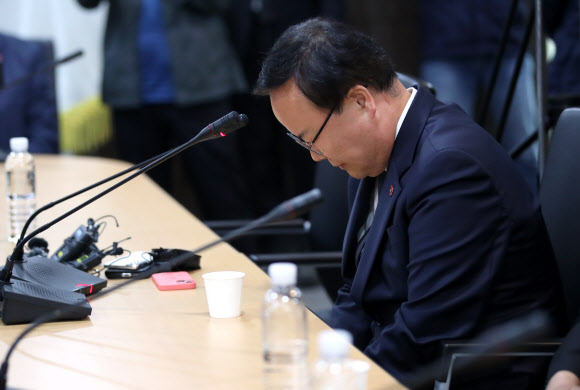 국민의힘 김재원 최고위원이 20일 오후 제주시 봉개동 제주4·3평화기념관을 찾아 4·3 유족들에게 사과하고 있다. 2023.4.20 연합뉴스