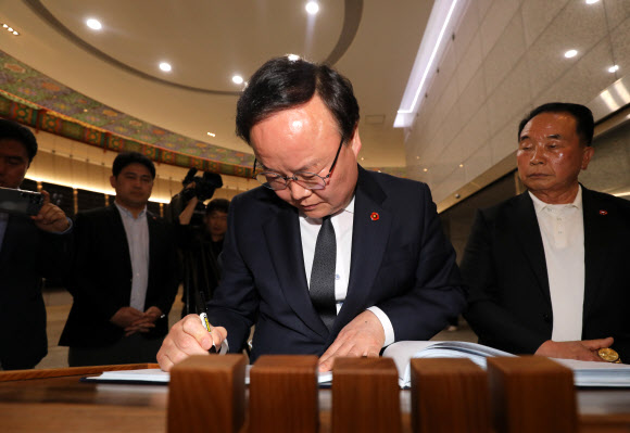 김재원 국민의힘 최고위원이 20일 오후 제주시 봉개동 제주4·3평화공원 참배 후 방명록을 쓰고 있다. 김 최고위원은 방명록에 “4·3영령님들의 명복을 빕니다. 이와 관련된 제주도민의 아픔을 늘 함께하겠습니다. 아울러 저의 잘못으로 4·3유가족 여러분께 마음의 상처를 드린 점 깊이 사과드립니다”라고 썼다. 2023.04.20. 뉴시스