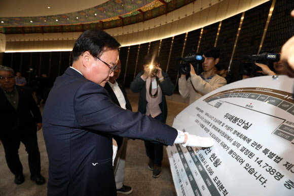 김재원 국민의힘 최고위원이 20일 오후 제주시 봉개동 제주4·3평화공원 위패봉안소에서 영령들에게 참배하고 있다. 김 최고위원은 방명록에 “4·3영령님들의 명복을 빕니다. 이와 관련된 제주도민의 아픔을 늘 함께하겠습니다. 아울러 저의 잘못으로 4·3유가족 여러분께 마음의 상처를 드린 점 깊이 사과드립니다”라고 썼다. 2023.04.20.  뉴시스
