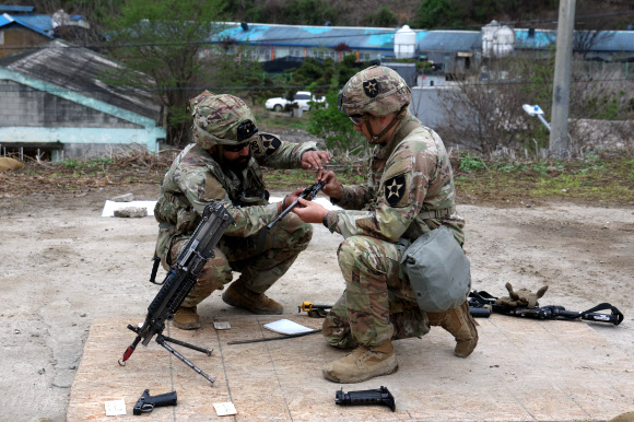 20일 경기도 포천시 로드리게즈 사격장에서 실시된 미2사단/한미연합사단 전문병사 휘장 시험 사전연습에서 미군 장병이 M249 경기관총을 분해 및 조립하는 훈련을 하고 있다. 미2사단은 이달 28일까지 전문보병휘장, 전문야전의무병휘장, 전문병사휘장 시험을 진행한다. 2023.4.20. 연합뉴스