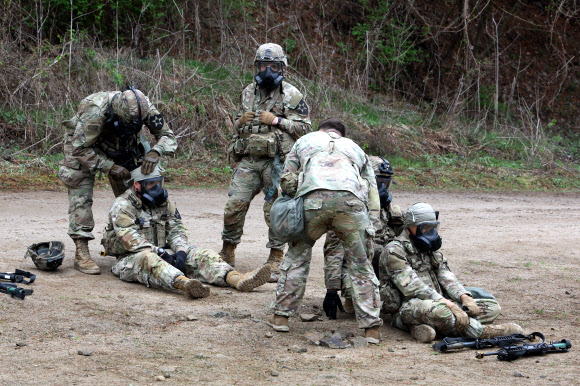 20일 경기도 포천시 로드리게즈 사격장에서 실시된 미2사단/한미연합사단 전문병사 휘장 시험 사전연습에서 미군 장병이 부상자를 치료하는 훈련을 하고 있다. 미2사단은 이달 28일까지 전문보병휘장, 전문야전의무병휘장, 전문병사휘장 시험을 진행한다. 2023.4.20 연합뉴스