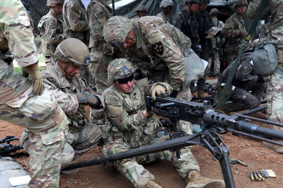 20일 경기도 포천시 로드리게즈 사격장에서 실시된 미2사단/한미연합사단 전문병사 휘장 시험 사전연습에서 미군 장병이 M2 50 기관총 사격을 훈련하고 있다. 미2사단은 이달 28일까지 전문보병휘장, 전문야전의무병휘장, 전문병사휘장 시험을 진행한다. 2023.4.20 연합뉴스