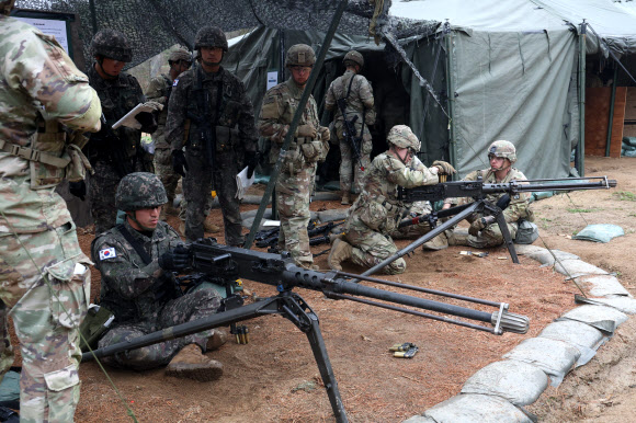 20일 경기도 포천시 로드리게즈 사격장에서 실시된 미2사단/한미연합사단 전문병사 휘장 시험 사전연습에서 한미 장병이 M2 50 기관총 사격을 훈련하고 있다. 미2사단은 이달 28일까지 전문보병휘장, 전문야전의무병휘장, 전문병사휘장 시험을 진행한다. 2023.4.20 연합뉴스