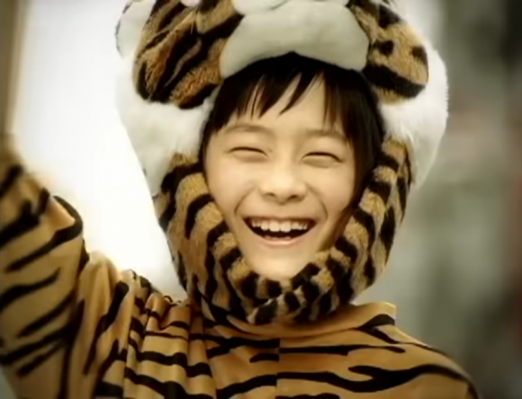 2006년 동방신기의 ‘풍선’ 뮤직비디오에 출연한 어린 시절 문빈의 모습.  ‘풍선’ 뮤직비디오 캡처