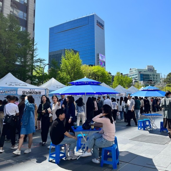 지난 18일 서울 청계광장에서 올해 처음 열린 ‘농부의 시장’ 행사에서 시민들이 직거래 장터 상점들을 둘러보고 있다. 서울시 제공