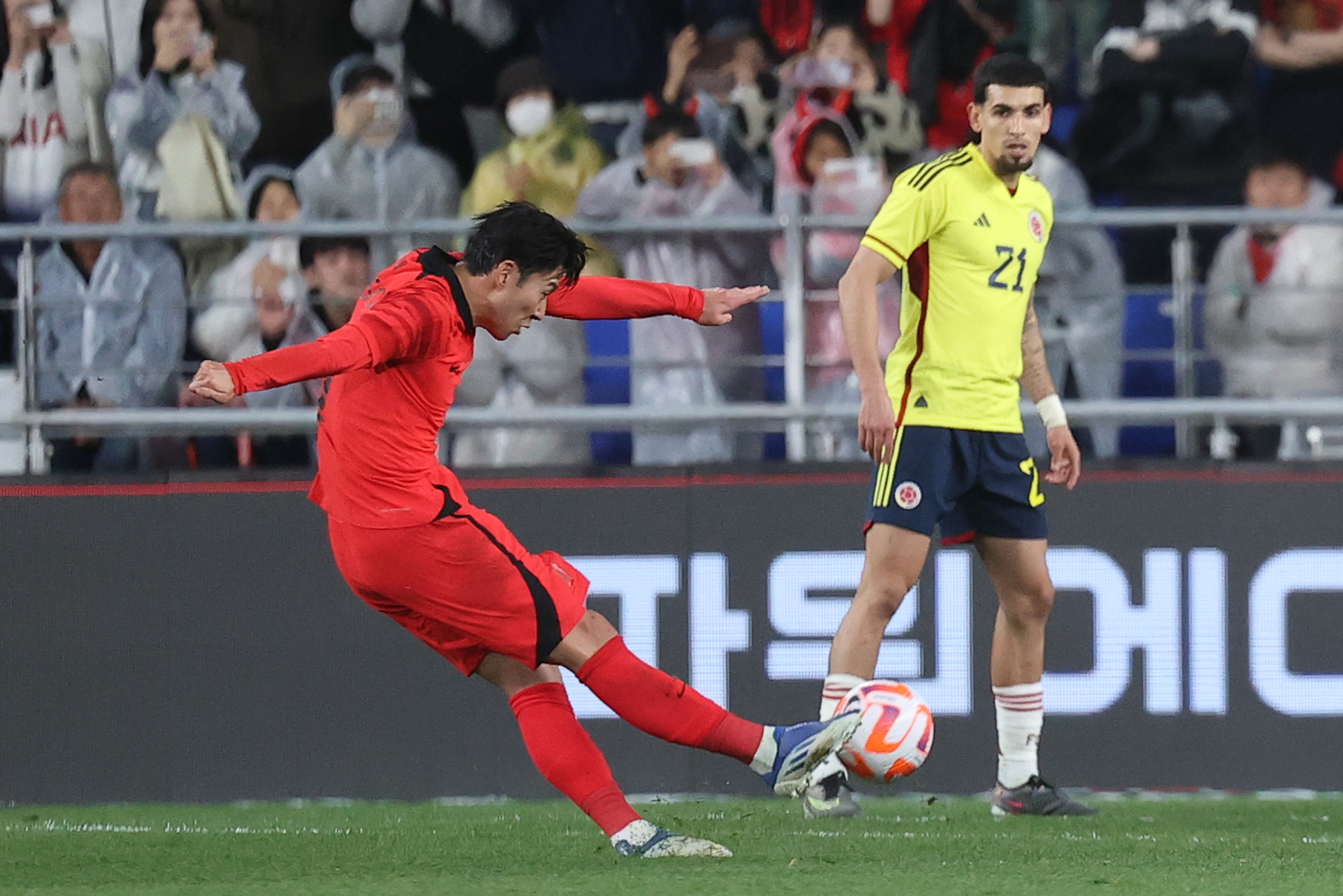 손흥민이 지난달 24일 울산 문수축구경기장에서 열린 콜롬비아와의 평가전에서 프리킥으로 두 번째 골을 넣고 있다. [울산 연합뉴스]