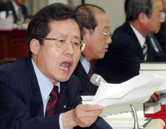 2002년 9월 23일 국회 법제사법위원회 국정감사에서 질의하는 당시 홍준표(왼쪽) 한나라당 의원. 서울신문 DB
