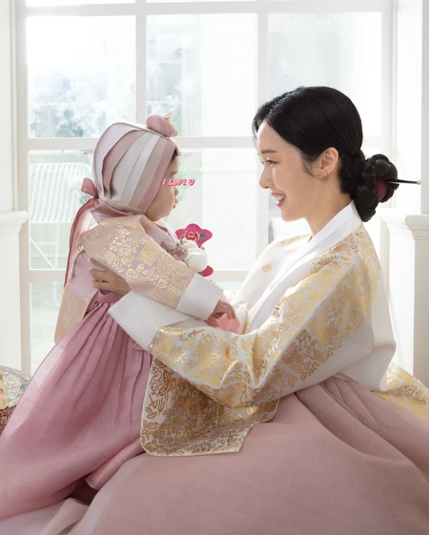 배우 이정현이 딸의 첫돌을 맞아 사진을 공개했다.
이정현 인스타그램