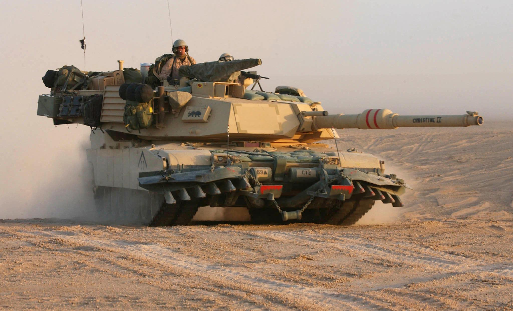 2003년 3월 18일(현지시간) 미 육군 제3보병사단이 쿠웨이트 북부 사막에서 구형 에이브럼스 M1A1 탱크를 이라크 근처로 진격시키고 있다. 2023.3.22 AFP 연합뉴스 자료사진