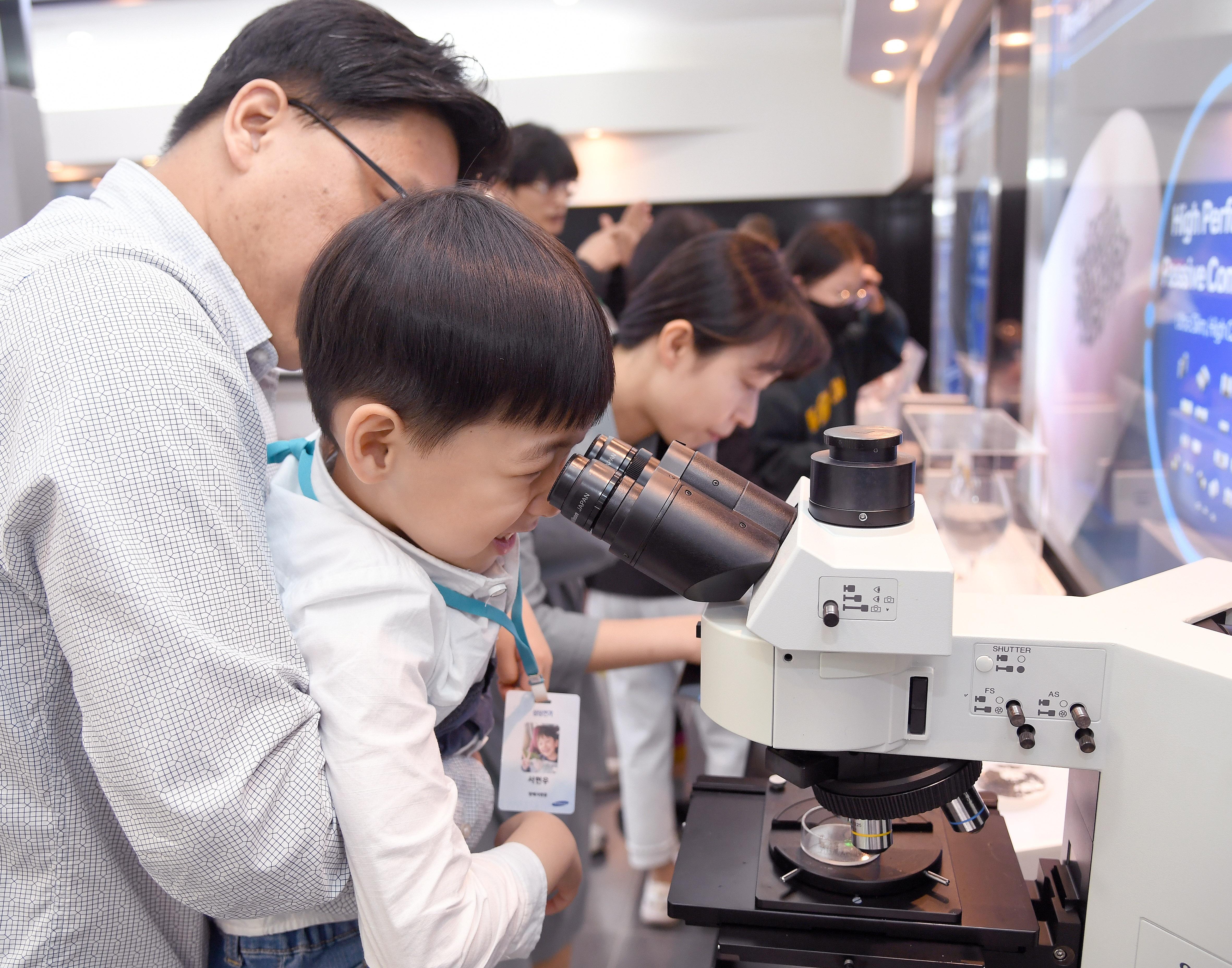 지난 22일 삼성전기 수원사업장을 방문한 임직원 자녀들이 부모님의 근무 현장을 체험하고 있다. 삼성전기 제공