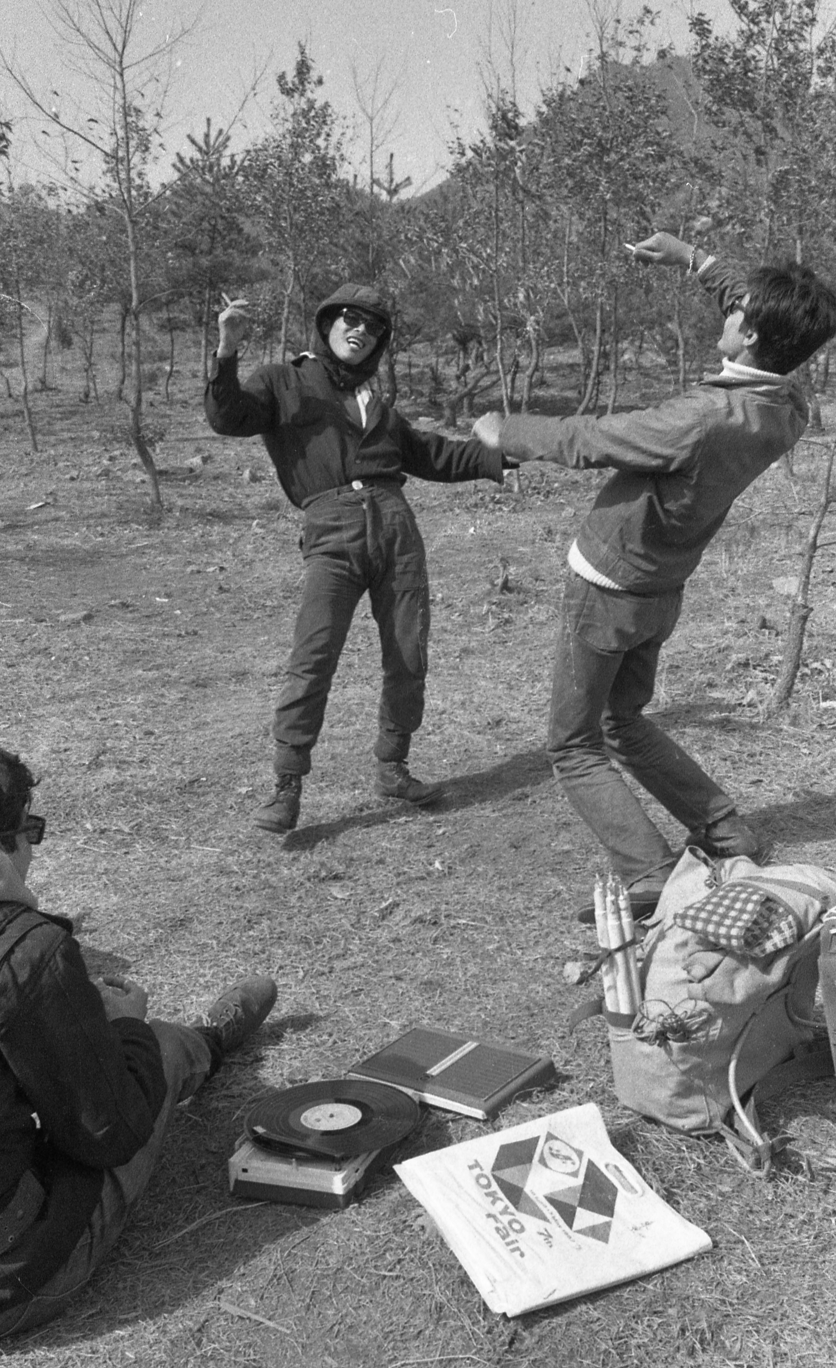69년 4월 6일 서울의 한 공원에서 젊은 남성들이 휴대용 전축에서 흘러나오는 음악에 맞춰 춤을 추고 있다.1969. 4. 6 서울신문 사진창고