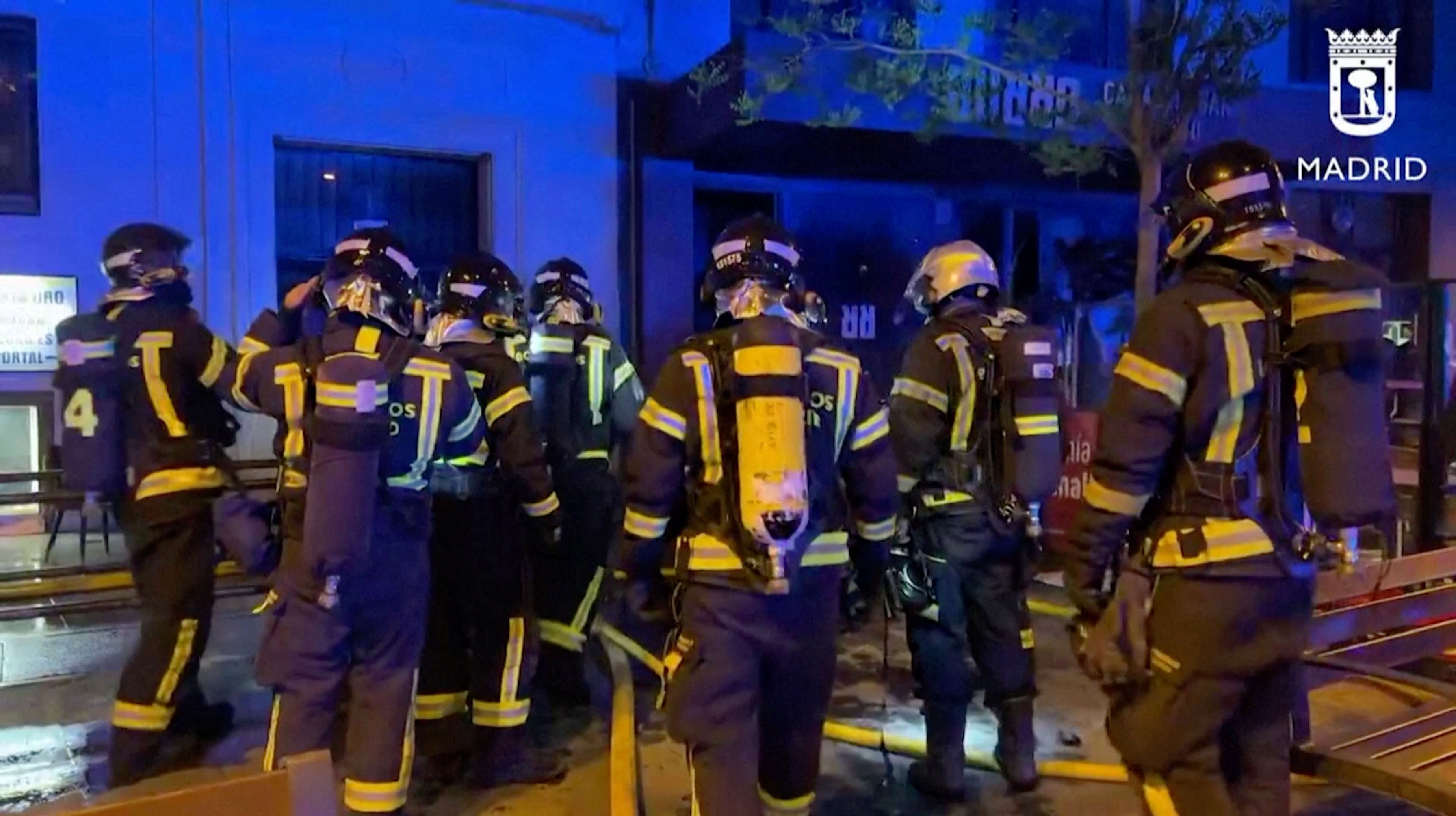 21일(현지시간) 스페인 마드리드의 이탈리아 식당에 불이 나 소방관들이 출동했다. 2023.4.22  로이터 연합뉴스