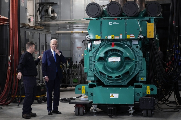 조 바이든 미국 대통령이 지난달 3일(현지시간) 미네소타주 프리들리에 있는 에너지 기업 커민스를 방문해 발전시설을 둘러보고 있다. AP 연합뉴스