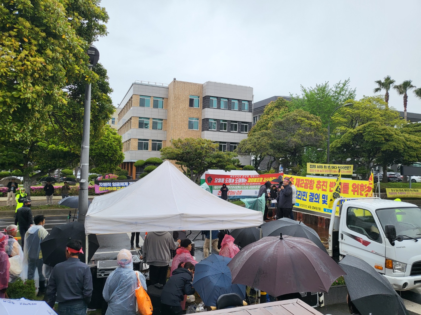 24일 오전 제주도청 정문 앞에서 성산읍 온평리 주민들이 비오는 날씨속에서 우산을 들고 제2공항 추진 반대를 위한 결의 및 규탄대회를 열고 있다. 제주 강동삼 기자