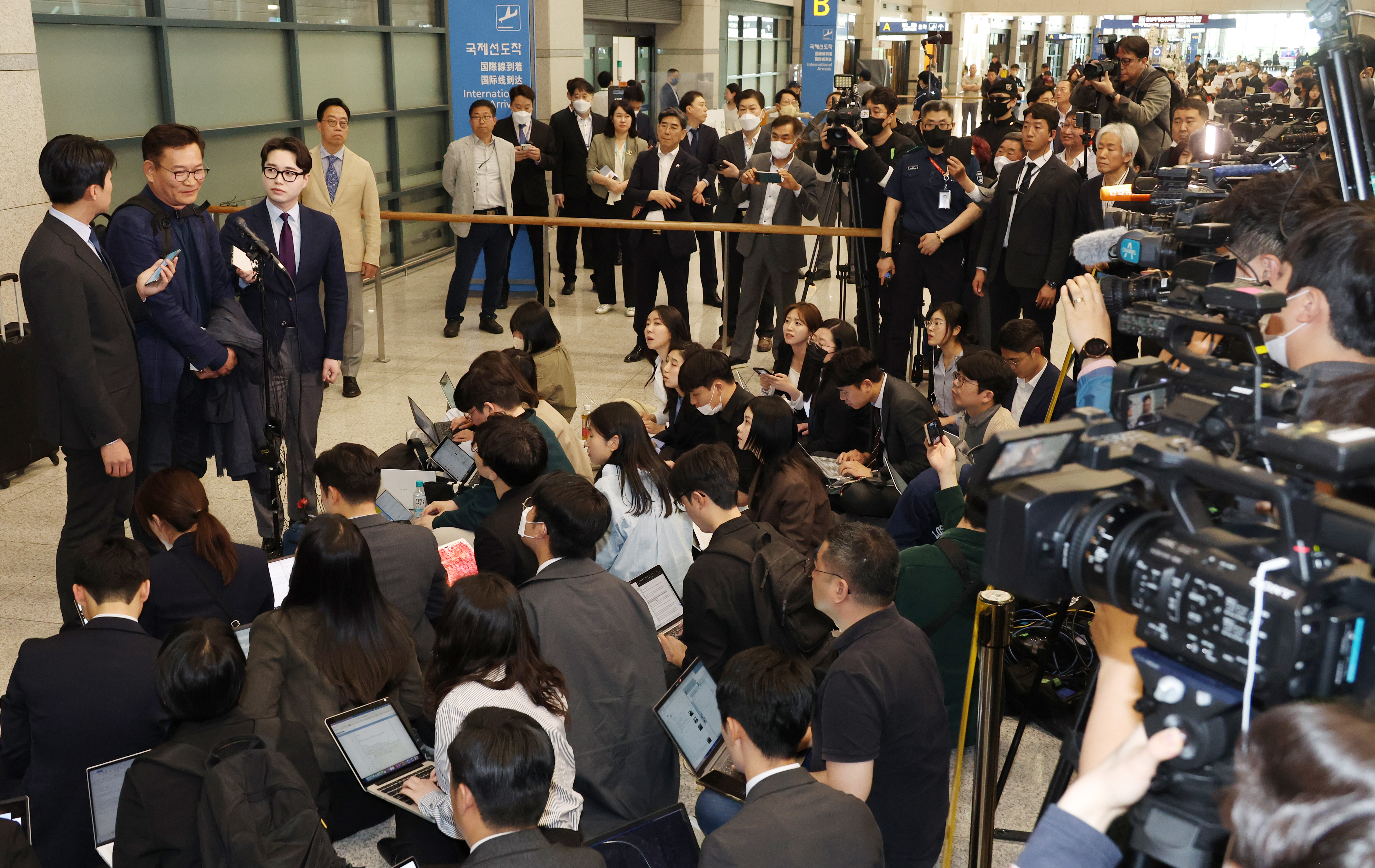 송영길 전 더불어민주당 대표가 24일 오후 인천국제공항 제1여객터미널을 통해 귀국했다. 송 전 대표는 22일(현지시간) 프랑스 파리에서 2021년 전당대회 돈 봉투 의혹과 관련해 탈당 의사를 밝힌 뒤 조기 귀국했다. 2023. 4. 24 도준석 기자