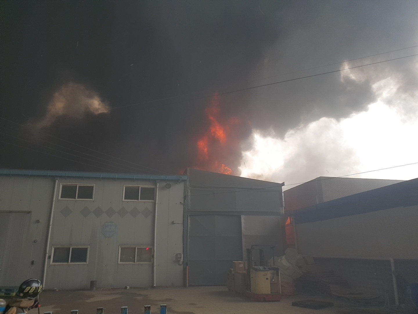 24일 오전 10시 58분쯤 경기 김포 통진읍에 한 열풍기 제조공장에서 발생한 불이 바람을 타고 인근 12개 공장으로 5시간째 번지고 있다.[김포소방서 제공]