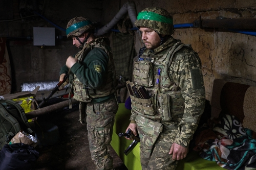 우크라이나 병사들이 23일 치열한 참호전이 벌어지고 있는 도네츠크 지역 바흐무트의 공습 대피소에 서 있다. 바흐무트 AFP 연합뉴스