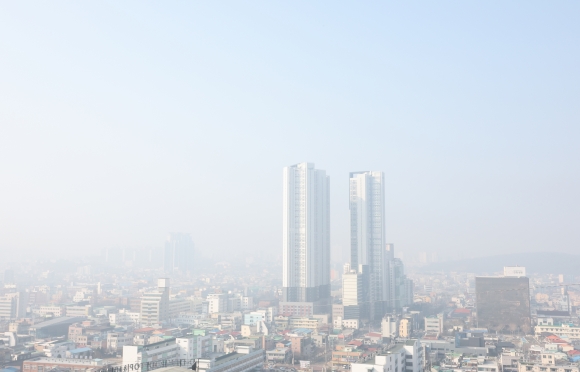 초미세먼지 주의보가 내려진 8일 청주 시내가 짙은 미세먼지로 뒤덮여 있다. 연합뉴스