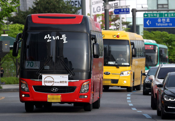 24일 오전 경기도 김포시 풍무동 김포도시철도(김포골드라인) 풍무역 정거장에 김포공항역행 전세버스가 정차하고 있다. 이 버스는 이날 김포골드라인 혼잡 완화를 위해 운영 중인 70번 시내버스 노선에 투입됐다. 2023.4.24 연합뉴스
