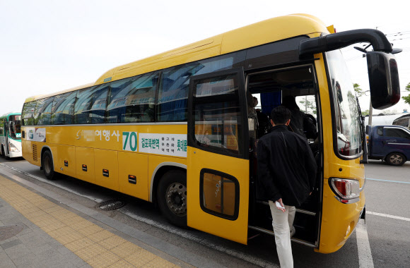 24일 오전 경기도 김포시 풍무동 김포도시철도(김포골드라인) 풍무역 정거장에서 시민들이 김포공항역행 전세버스에 승차하고 있다. 이 버스는 이날 김포골드라인 혼잡 완화를 위해 운영 중인 70번 시내버스 노선에 투입됐다. 2023.4.24 연합뉴스