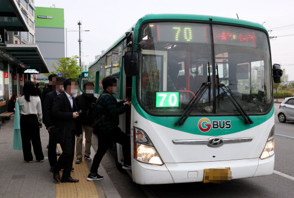 24일 오전 경기도 김포시 풍무동 김포도시철도(김포골드라인) 풍무역 정거장에서 시민들이 70번 시내버스에 승차하고 있다. 이 버스는 김포골드라인 혼잡 완화를 위해 김포와 김포공항역을 왕복 운행한다. 2023.4.24 연합뉴스